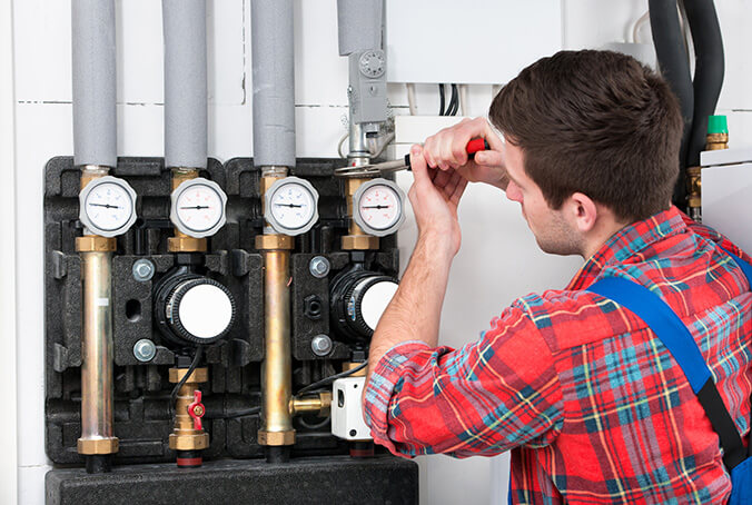 steamfitter replacing pressure gauge